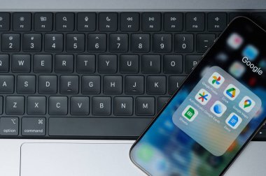 New York, ABD - 20 Şubat 2024: Klavye arka planlı iphone akıllı telefon ekranı için Google uygulamaları