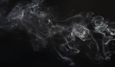 Siyah stüdyo arka planında izole edilmiş gaz beyaz girdapları