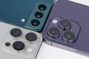 New York, ABD - 20 Ocak 2024: Iphone 15 pro max - Samsung s22 artı kamera savaşı