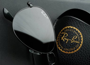 New York, ABD - 9 Şubat 2024: Rayban Polarize güneş gözlüğü