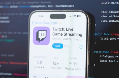 New York, ABD - 23 Şubat 2024: Bulanık kod programlama arka planında iphone ekranında geçiş
