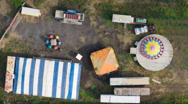 Üst görünümün üzerine eğlence parkı antenleri kuruluyor