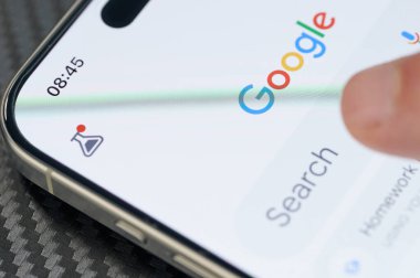 New York, ABD - 24 Ocak 2024: Google arama isteğini iphone 15 promaksimum kapsama ekranına girin