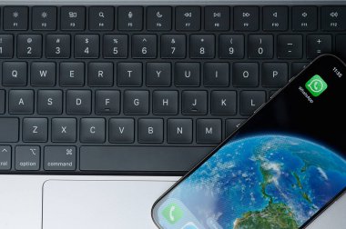 New York, ABD - 20 Şubat 2024: Klavye arka planlı iphone akıllı telefon ekranı Whatsapp uygulaması