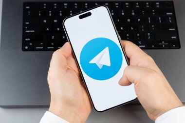 New York, ABD - 6 Nisan 2024: Popüler Telegram mobil uygulaması bilgisayarın klavye arka planında akıllı telefon ekranında