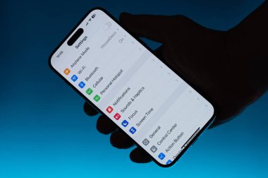 New York, ABD - 6 Mayıs 2024: Akıllı telefondaki menü uygulaması izole edilmiş mavi gradyan fon
