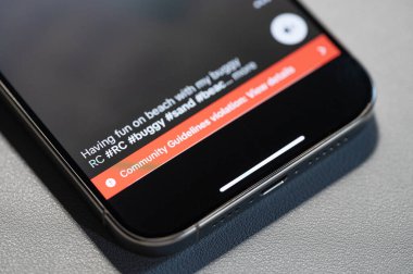 New York, ABD - 13 Nisan 2024: Mobil uygulamayla TikTok 'ta Toplum Kuralları ihlali