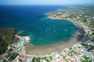 San Juan Del Sur sahili, güneşli bir günde, insansız hava aracı manzaralı.
