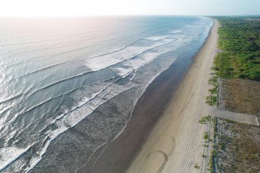Uzun ve temiz okyanus sahili hava aracı günbatımında