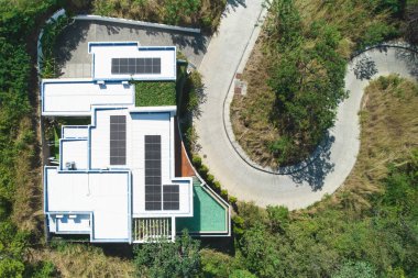 Güneş panelleri ve üst İHA görünümlü havuzu olan bir çatı.