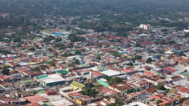 Diriamba, Nikaragua - 10 Mayıs 2024: Diriamba şehrinin parlayan güneşli hava aracı manzarası