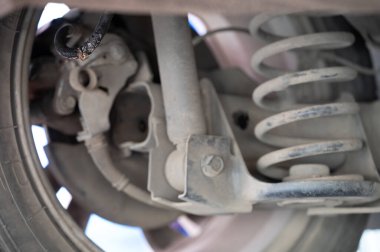 Kırılan araba sisteminin boru sızdıran görüntüsüyle değiştirilmesi