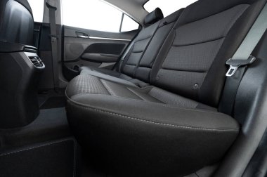 Temiz araba arka koltuğu koyu gri tekstil malzemesi.