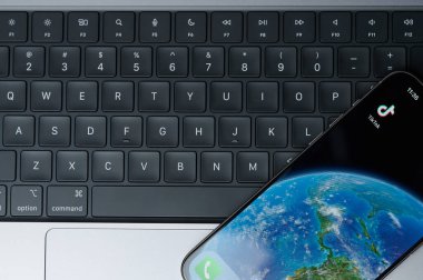New York, ABD - 20 Şubat 2024: Tik Tok uygulaması klavye arka planlı iphone akıllı telefon ekranı