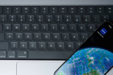New York, ABD - 20 Şubat 2024: Klavye arka planlı iphone akıllı telefon ekranı için rezervasyon uygulaması