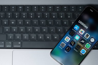 New York, ABD - 20 Şubat 2024: Klavye arka planlı iphone akıllı telefon ekranı için kamu hizmetleri uygulaması
