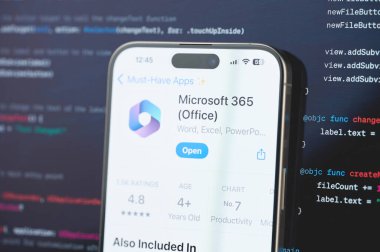 New York, ABD - 23 Şubat 2024: Microsoft 365 ofisi iPhone ekranında bulanık kod programlama arka planı