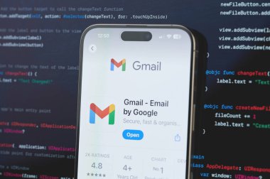New York, ABD - 23 Şubat 2024: Bulanık kod programlama arka planında iPhone ekranındaki Gmail