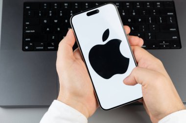 New York, ABD - 6 Nisan 2024: Popüler Apple mobil uygulaması bilgisayarın klavye arka planında akıllı telefon ekranında