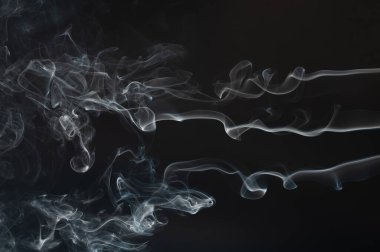 Siyah stüdyo arka planında izole edilmiş dumanlı kabarık bir dalga