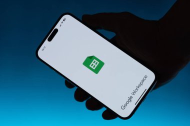 New York, ABD - 6 Mayıs 2024: Akıllı telefonda Google çalışma alanı uygulaması açık mavi gradyan arkaplan