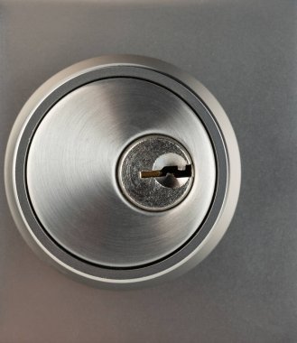 Metal yüzey makrosu üzerindeki parlak metal anahtar deliği yakın görünüm