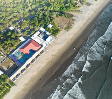 Okyanus sahili hava aracı manzaralı bir otel. 