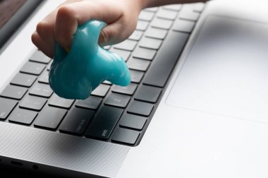 Dizüstü bilgisayarın toz temizleyicisi.