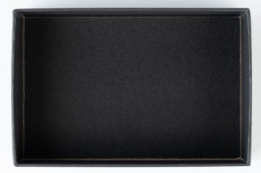 Üst görünümün üstündeki siyah karton kutu beyaz stüdyo arka planında izole edilmiş