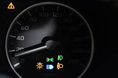 Hata işaretleri makro yakın görünümü olan yuvarlak araba hız dometr