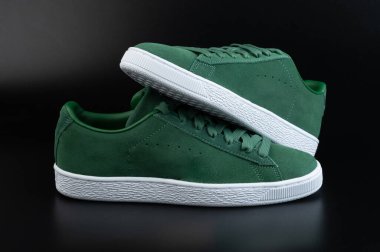 Siyah stüdyo arka planında izole edilmiş bir çift yeşil günlük ayakkabı.