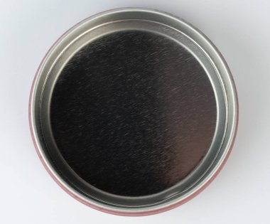 Beyaz stüdyo arka planında izole edilmiş yuvarlak metal kutu