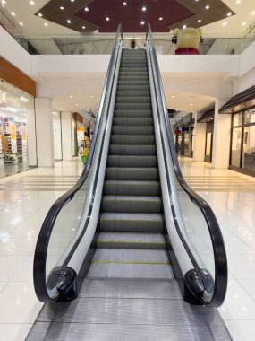 Binanın içinde boş yürüyen merdiven metali basamakları