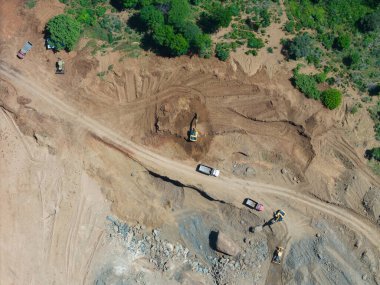 Ağır makineli araç üst hava aracı görüntüsünün üstündeki taş ocağında çalışıyor.