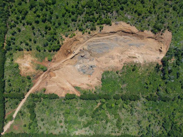 Большой карьер в зеленом лесу, вид сверху