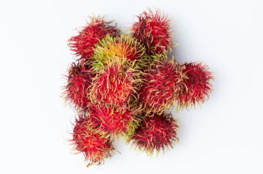 Beyaz stüdyo arka planında büyük bir Rambutan meyvesi grubu var.