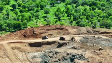 Taş ocağında ağır bir kamyon var. İHA görüş alanının üstünde.