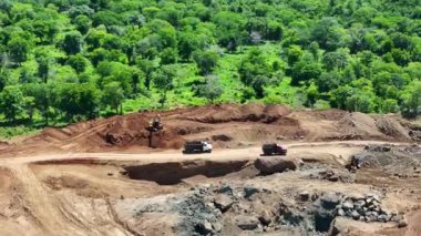 Kazıcı ile çalışan ihbar kamyonu taş ocağı hava aracı görüşünde.