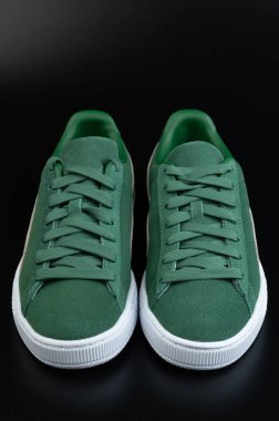 Siyah stüdyo arka planında izole edilmiş klasik yeşil çift ayakkabılar.