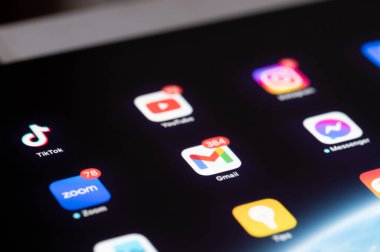 New York, ABD - 25 Temmuz 2024: Akıllı telefon ekranındaki farklı uygulama