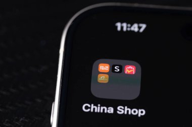 New York, ABD - 25 Temmuz 2024: iphone screen makrosu üzerinden Çin çevrimiçi mağazasından satın alma