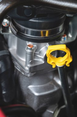 Araba yağı çubuğu sarısı. Yakından bak.