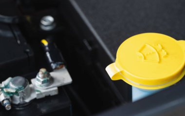 Modern arabadaki su temizleme kapağı yakın görüntüde.