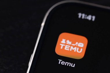 New York, ABD - 25 Temmuz 2024: Temu çevrimiçi porselen dükkanı uygulaması iphone screen makrosu kapalı görünüm