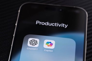 New York, ABD - 25 Temmuz 2024: ChatGPT ve Copilot AI iPhone ekran makrosu üzerinde üretkenlik uygulaması