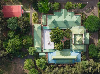 Üst İHA görüşü üzerinde iç bahçe ile yeşil bina çatısı