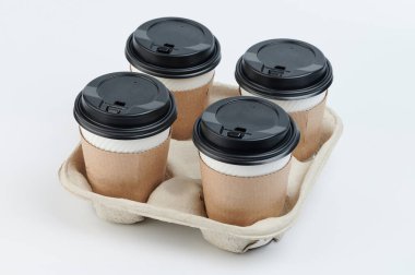 Sıcak içecekler için gözkapaklı kağıt bardaklar izole edilmiş.