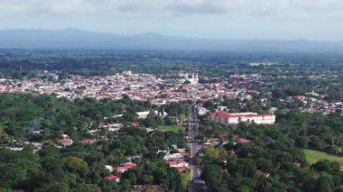 Diriamba Nikaragua 'da kilisesi olan Central Park insansız hava aracı manzaralı