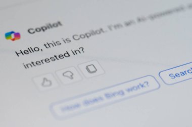 New York, ABD - 25 Temmuz 2024: Microsoft Copilot AI ile iphone Screen makro yakın görüntüde konuşun