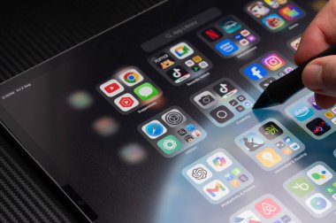 New York, ABD - 2 Ağustos 2024: Uygulama kitaplığı menüsü makrosu ile tablet ekranına dokunmak